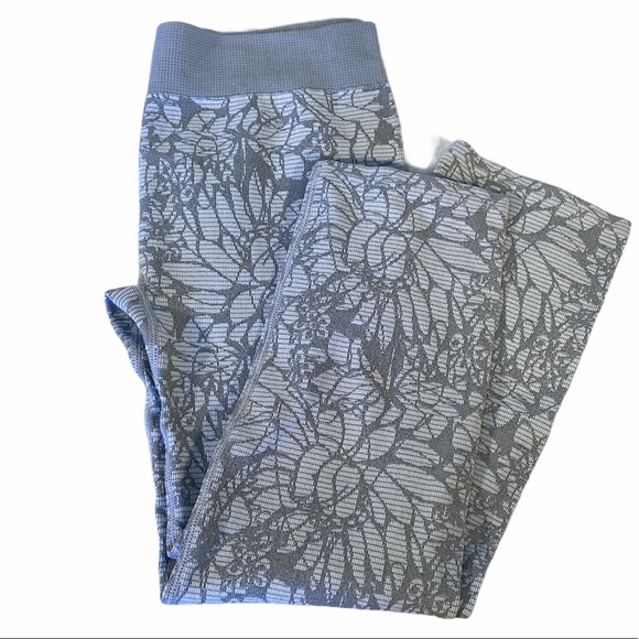 Fabletics grey textured capris. See pix for size. - Picture 1 of 6